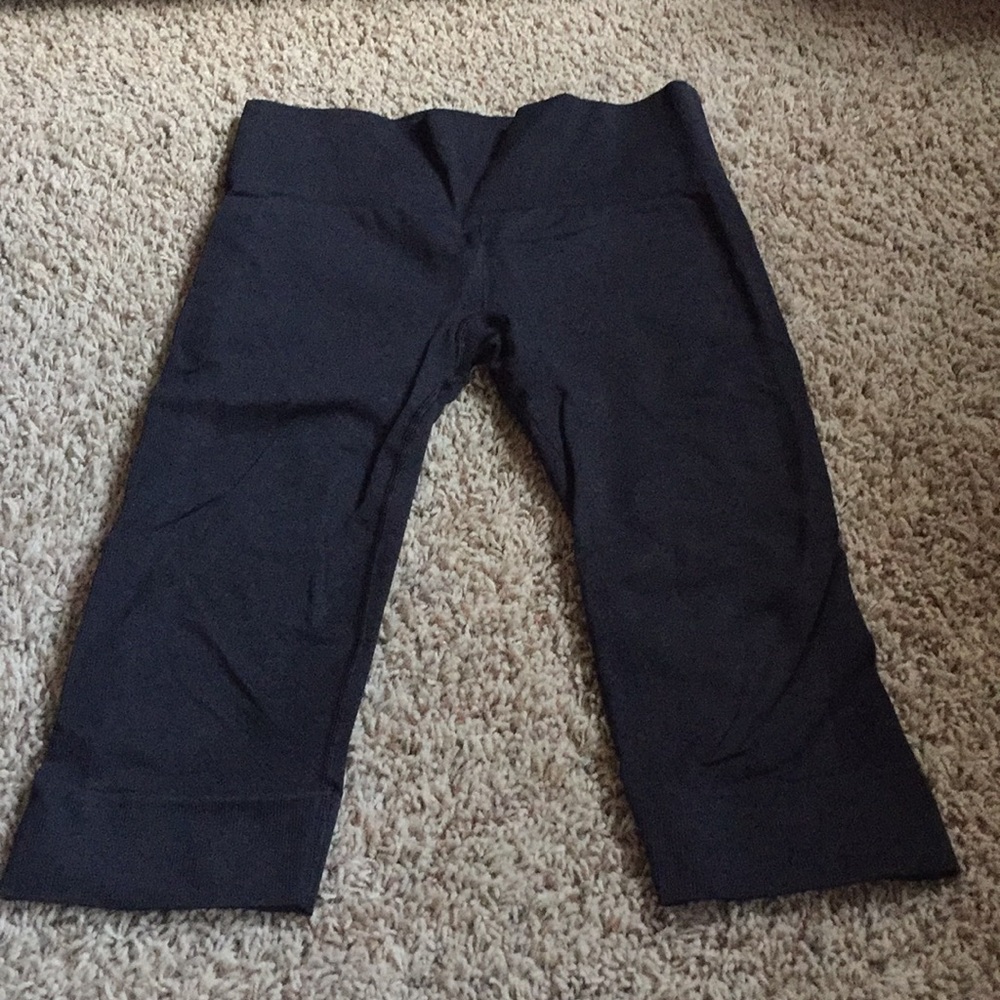 Lululemon Sz 8 Dark Grey Crops EUC